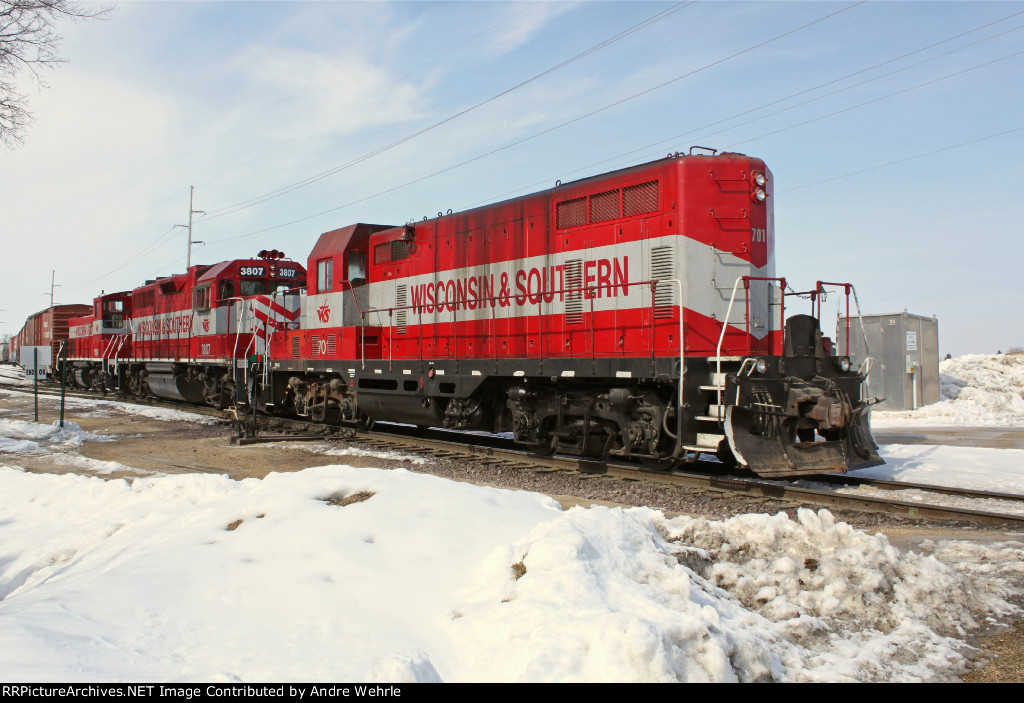 WSOR 701, 3807 and 1504 pull a cut of boxcars from the yard